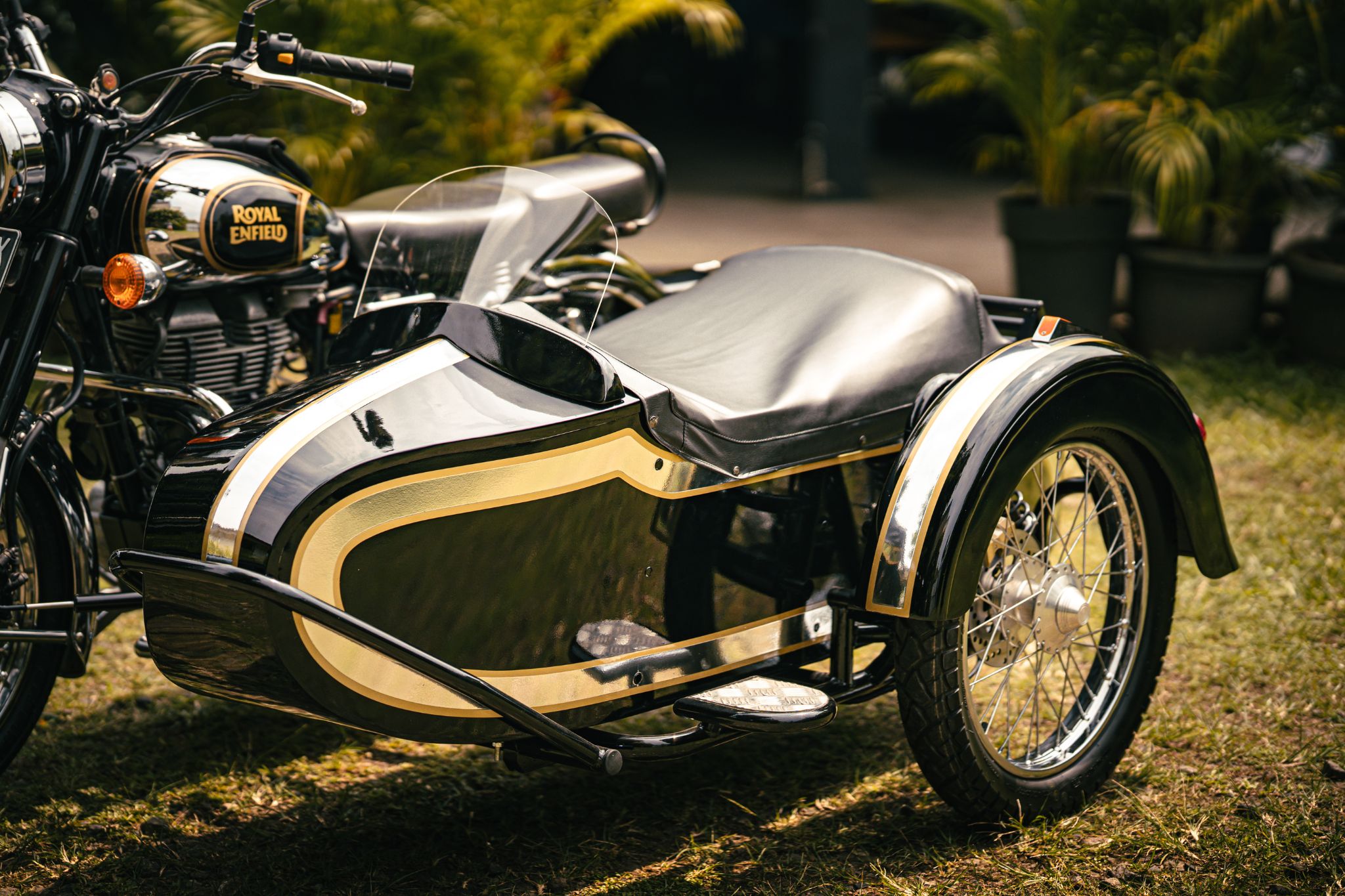 Royal Enfield Sidecar – windshield and trim